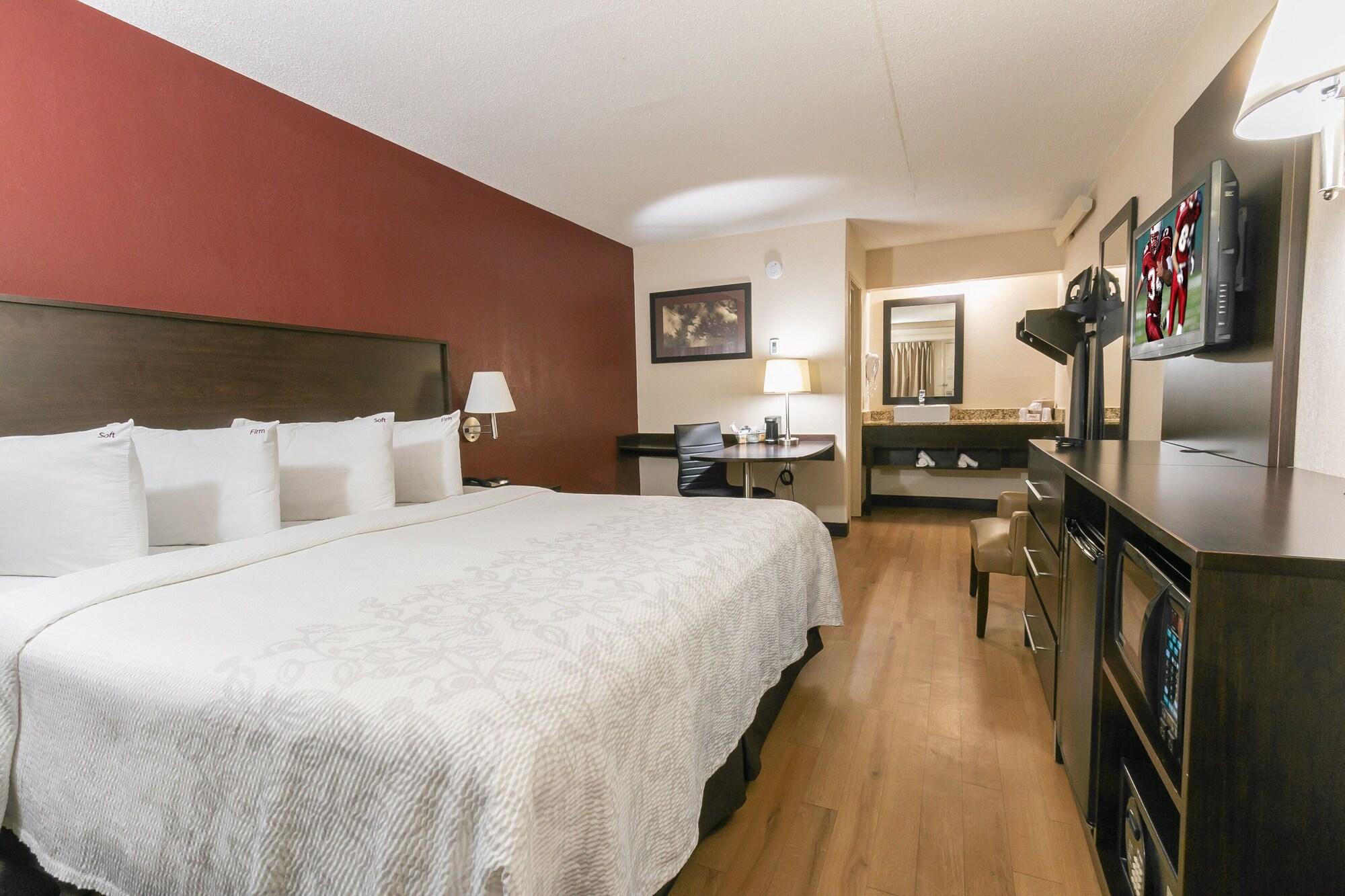 Hotel Red Roof Plus+ At Buffalo - 3*