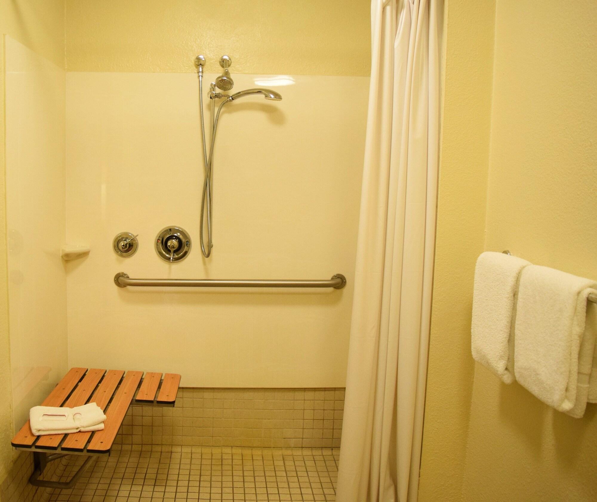 Hotel Red Roof Plus+ At Buffalo -