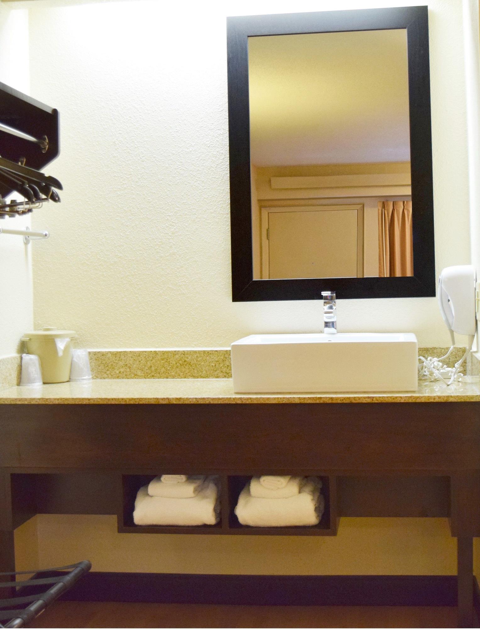 Hotel Red Roof Plus+ At Buffalo -