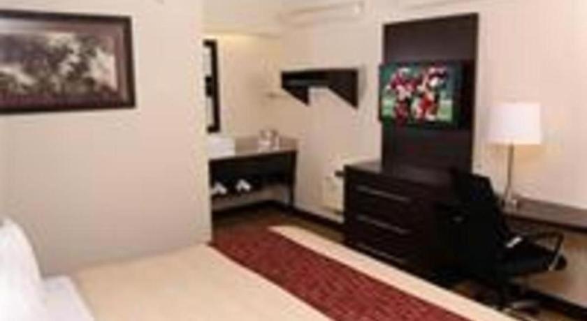 Hotel Red Roof Plus+ At Buffalo -