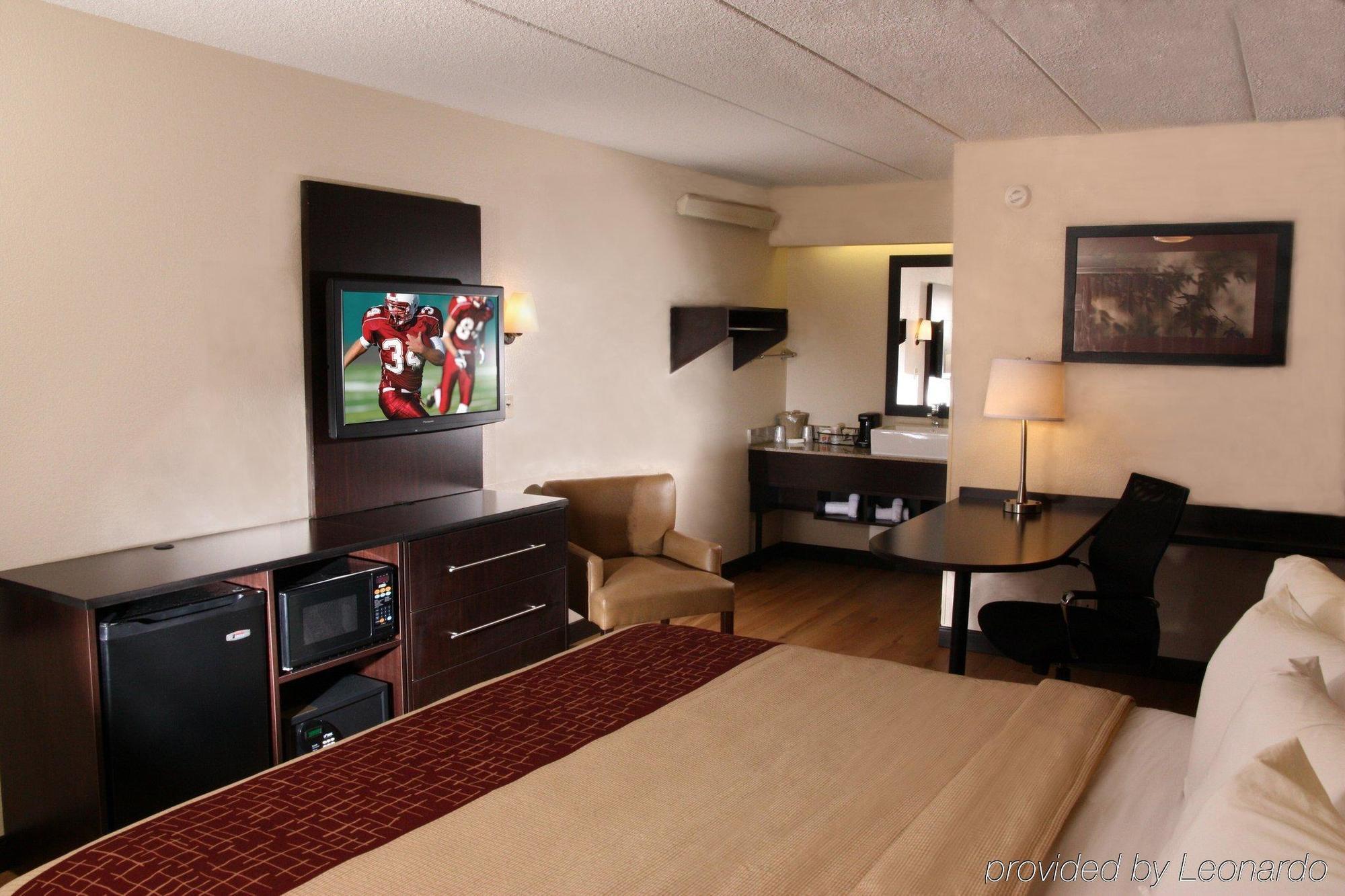 Hotel Red Roof Plus+ At Buffalo -