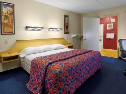 Red Roof Plus+ At Buffalo - Hotel 3*