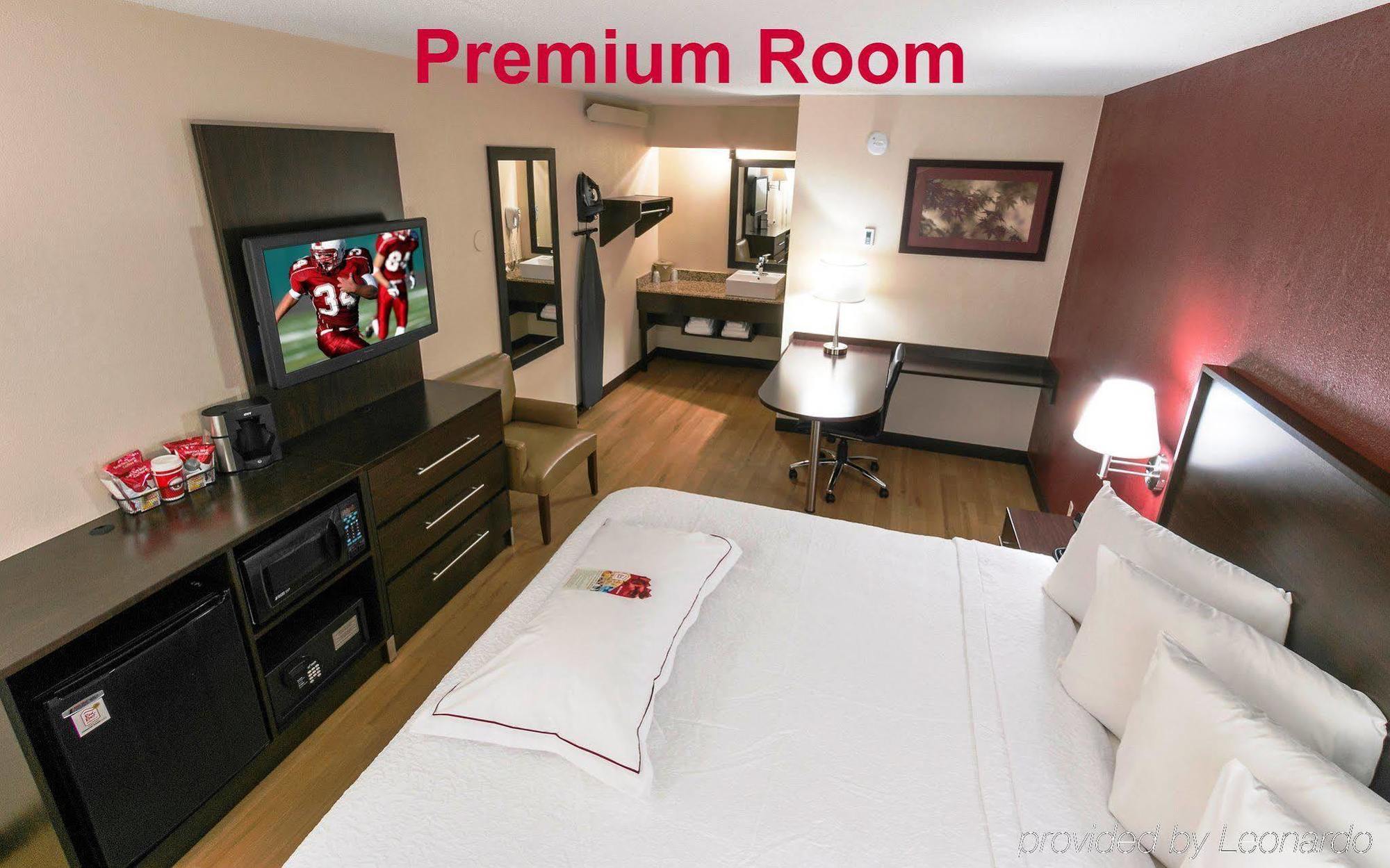 Hotel Red Roof Plus+ At Buffalo -