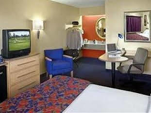Hotel Red Roof Plus+ At Buffalo - Amherst