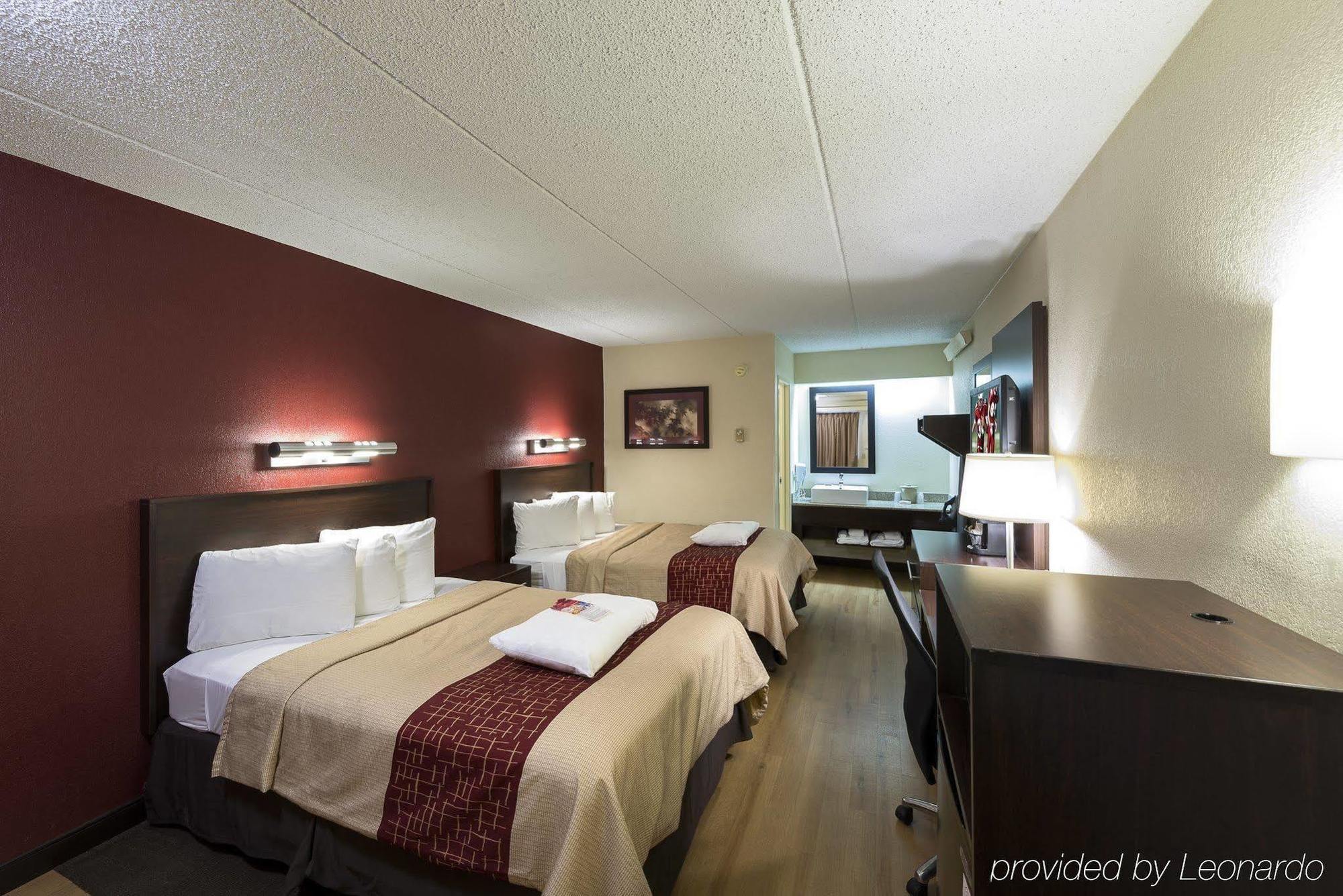 Hotel Red Roof Plus+ At Buffalo - 3*