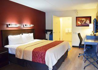 Hotel Red Roof Plus+ At Buffalo - 3*