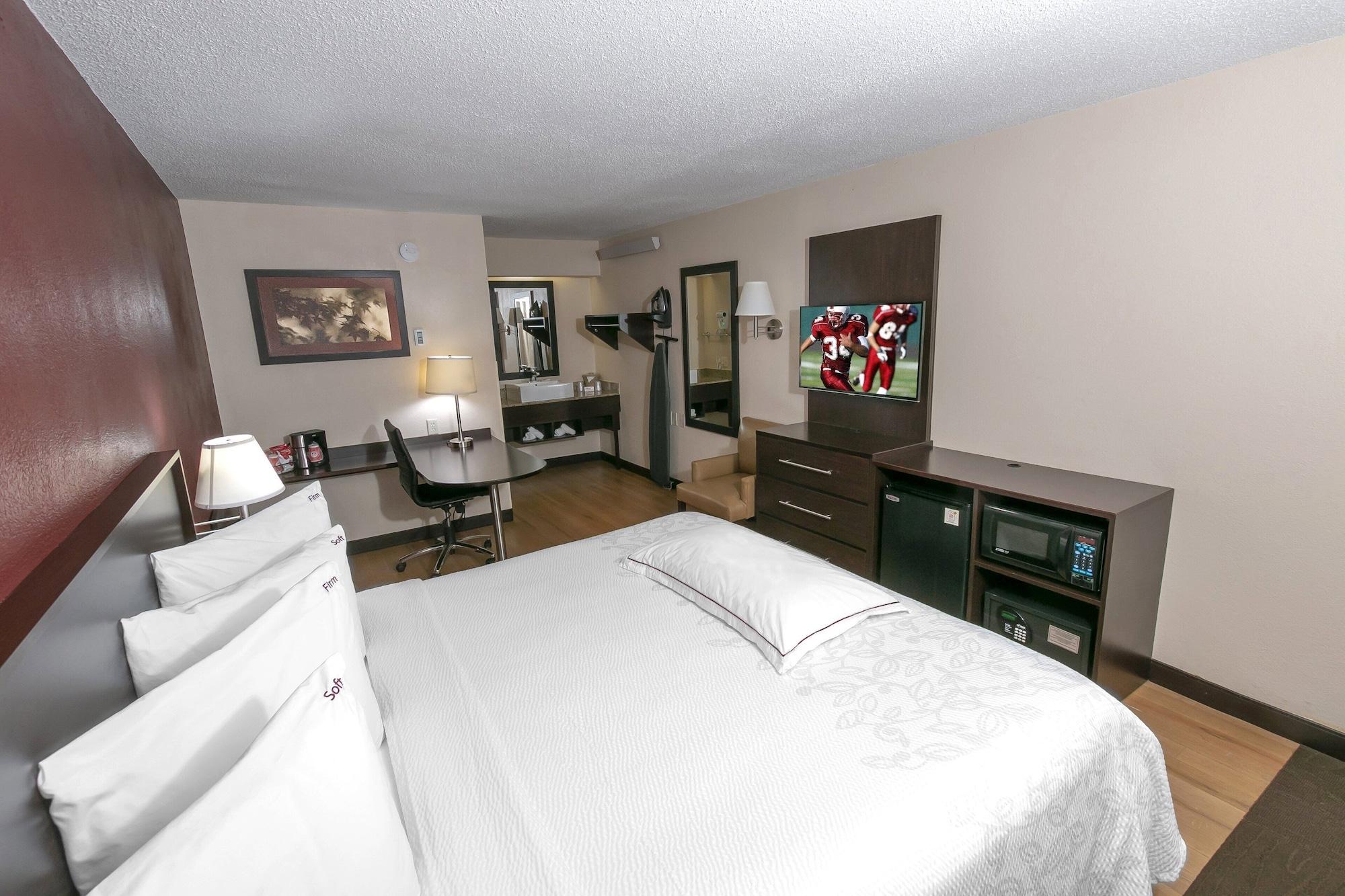 Hotel Red Roof Plus+ At Buffalo -