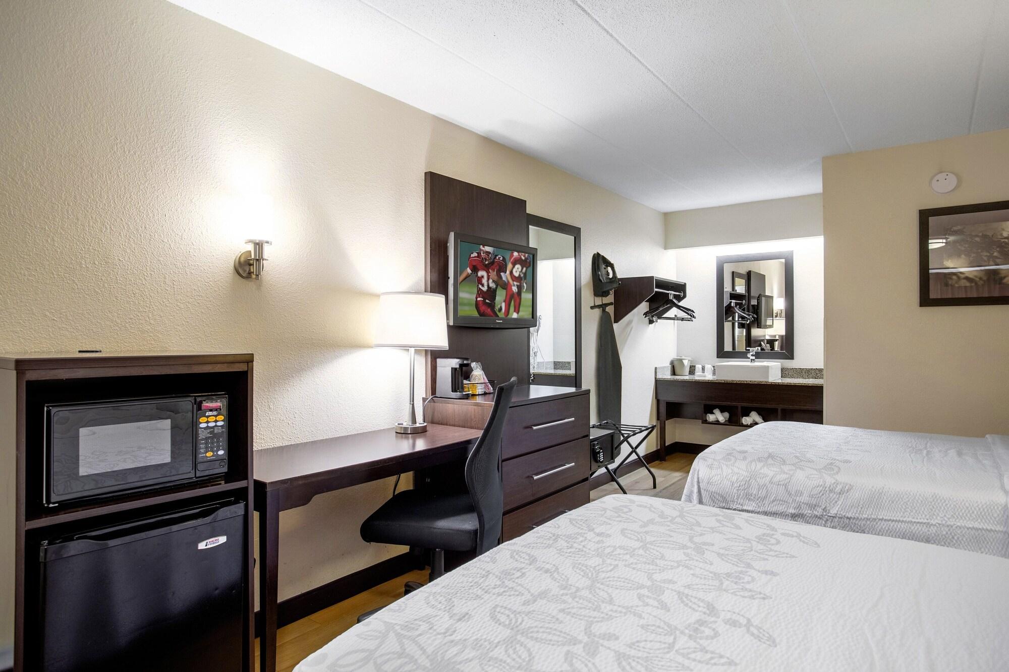 Hotel Red Roof Plus+ At Buffalo - 3*